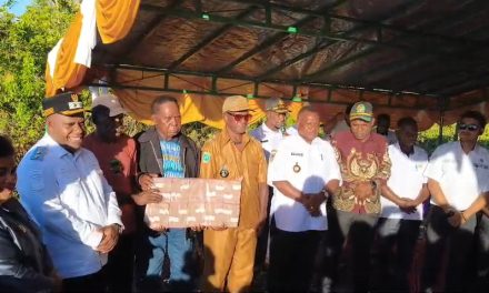 Pemkab Maybrat Serahkan Dana Kompensasi Lahan Rp1 Miliar untuk Pembangunan Sekolah Rakyat