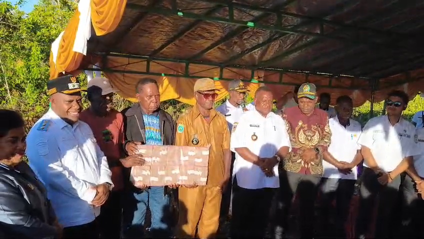 Pemkab Maybrat Serahkan Dana Kompensasi Lahan Rp1 Miliar untuk Pembangunan Sekolah Rakyat