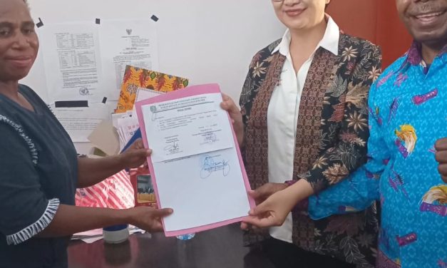 Kesbangpol Papua Barat Daya Serahkan SKT kepada Yayasan Mitra Sosial Peduli Kemanusiaan Papua