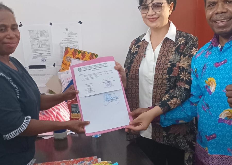 Kesbangpol Papua Barat Daya Serahkan SKT kepada Yayasan Mitra Sosial Peduli Kemanusiaan Papua
