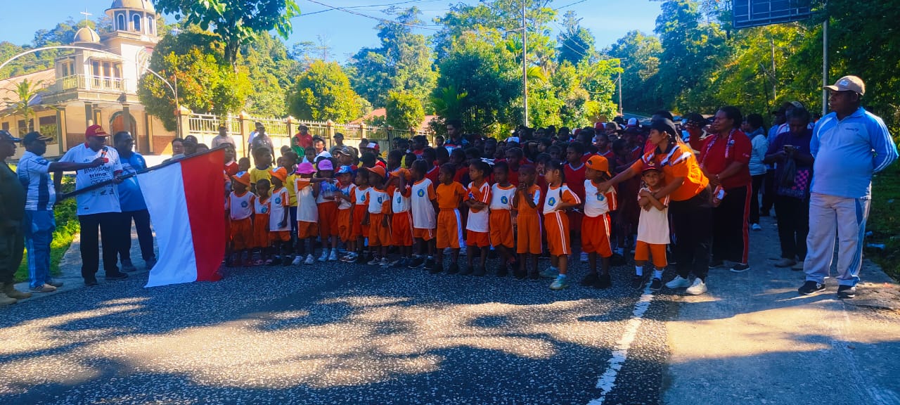 Asisten II Setda Maybrat Lepas Peserta Jalan Santai dan Aksi Bersih Sampah Sambut HUT ke-17 Tahun Kabupaten Maybrat