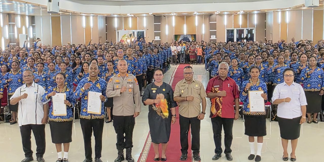 Bupati Sorong Selatan Ambil Sumpah dan Serahkan SK PNS Formasi 2024