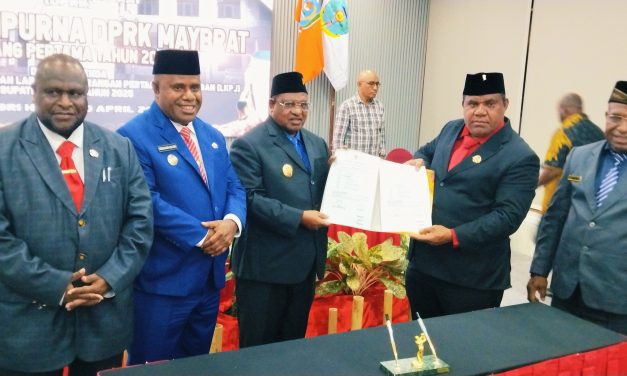 Bupati Maybrat Karel Murafer Sampaikan LKPJ Tahun Anggaran 2025 dalam Rapat Paripurna DPRK