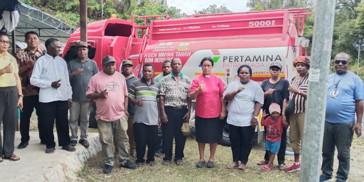 PT. Berkat Sinar Ebenhezer Yukase Lakukan Operasi Perdana Penyaluran Minyak Tanah di kampung Frawebo Distrik Aifat