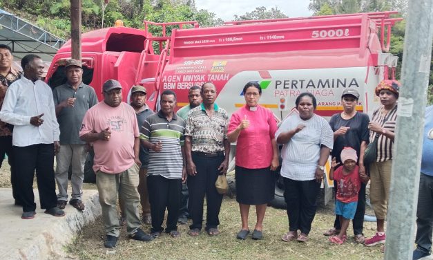 PT. Berkat Sinar Ebenhezer Yukase Lakukan Operasi Perdana Penyaluran Minyak Tanah di kampung Frawebo Distrik Aifat
