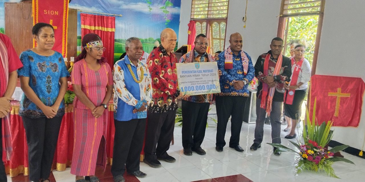 Pemda Maybrat Serahkan Hibah Rp1 Miliar untuk Pembangunan Gedung Gereja GKI Sion Kumurkek