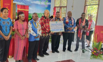 Pemda Maybrat Serahkan Hibah Rp1 Miliar untuk Pembangunan Gedung Gereja GKI Sion Kumurkek