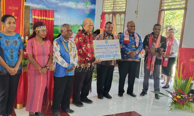 Pemda Maybrat Serahkan Hibah Rp1 Miliar untuk Pembangunan Gedung Gereja GKI Sion Kumurkek