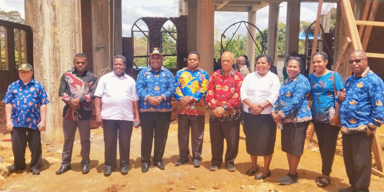 Bupati Maybrat Karel Murafer Pasang Pintu Utama Gedung Gereja GKI Sion Kumurkek
