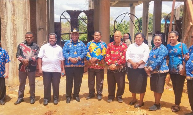 Bupati Maybrat Karel Murafer Pasang Pintu Utama Gedung Gereja GKI Sion Kumurkek