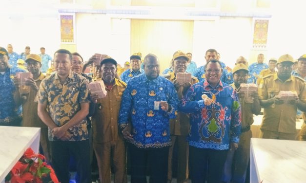 Bupati Maybrat Serahkan Dana ADK Triwulan I Tahun 2026 Sebesar Rp10,46 Miliar
