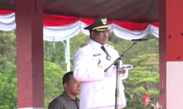 Bupati Karel Murafer Ajak Masyarakat Perkuat Persatuan pada Upacara HUT ke-17 Kabupaten Maybrat