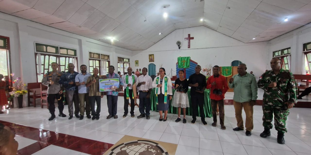 Pemkab Sorong Selatan Serahkan Bantuan Rp500 Juta untuk Pembangunan Gereja GKI Ebenheiser Mugim