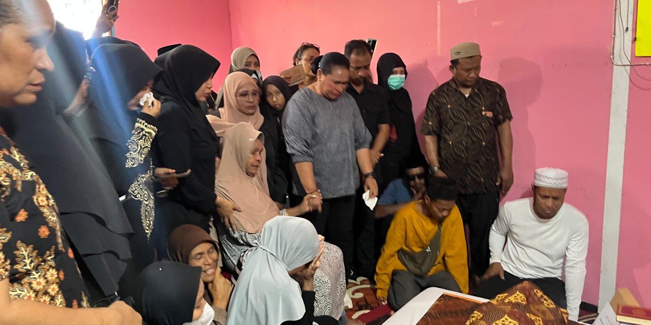 Bupati Sorong Selatan petronela krenak Hadiri Penjemputan Jenazah Ketua IKEMAL, Muhammad A. Kilian