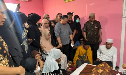 Bupati Sorong Selatan petronela krenak Hadiri Penjemputan Jenazah Ketua IKEMAL, Muhammad A. Kilian