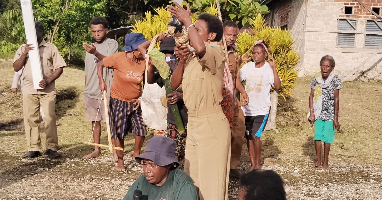 Masyarakat Kampung Seya dan Rufases Jemput Jenazah Almarhum Gustap Bame dengan Penuh Penghormatan