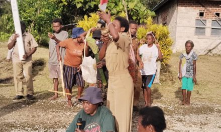 Masyarakat Kampung Seya dan Rufases Jemput Jenazah Almarhum Gustap Bame dengan Penuh Penghormatan