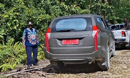 Bupati Maybrat Karel Murafer Tinjau Ruas Jalan Nasional Sorong–Manokwari–Tambrauw di Distrik Mare