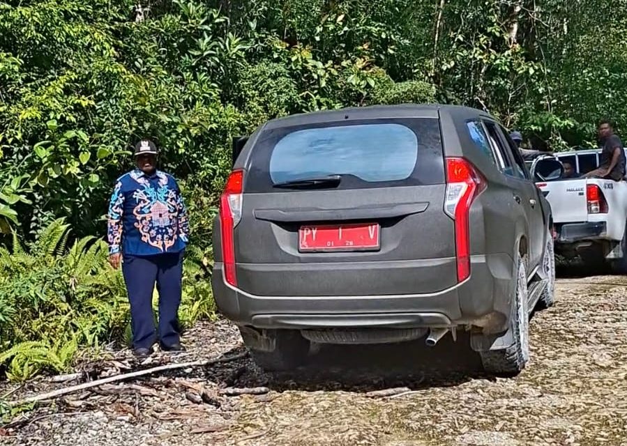 Bupati Maybrat Karel Murafer Tinjau Ruas Jalan Nasional Sorong–Manokwari–Tambrauw di Distrik Mare