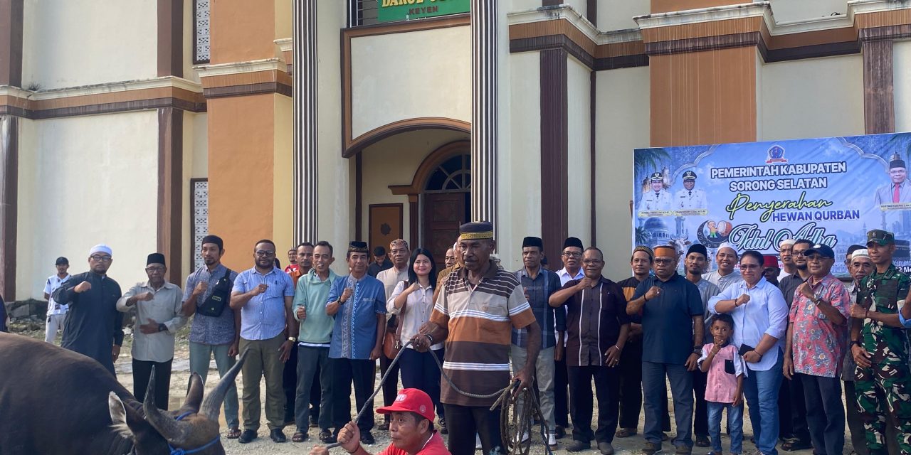 Pemkab Sorong Selatan Serahkan 19 Ekor Hewan Kurban untuk Umat Muslim Sambut Iduladha 2026