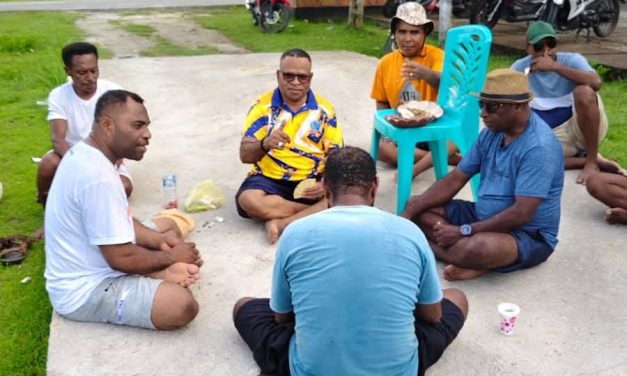 Wakil Bupati Sorong Selatan Yohan Bodori Nikmati Kebersamaan Bersama Jemaat Usai Bakti dan Rehab Pastori GKI Sion Sungguer