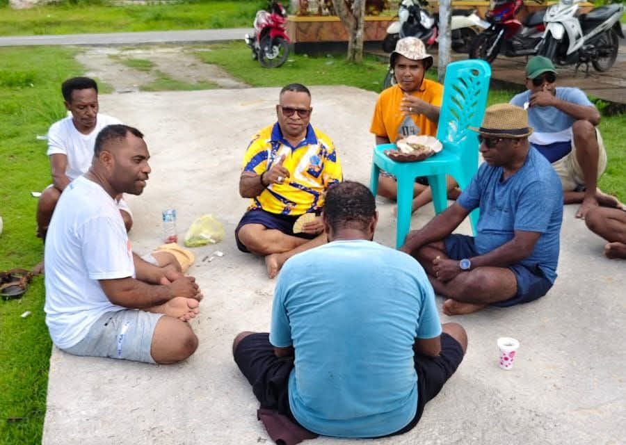 Wakil Bupati Sorong Selatan Yohan Bodori Nikmati Kebersamaan Bersama Jemaat Usai Bakti dan Rehab Pastori GKI Sion Sungguer