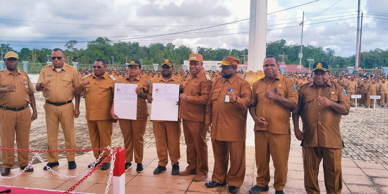 Bupati Maybrat Serahkan SK Latsar CPNS Formasi 2021 Secara Simbolis