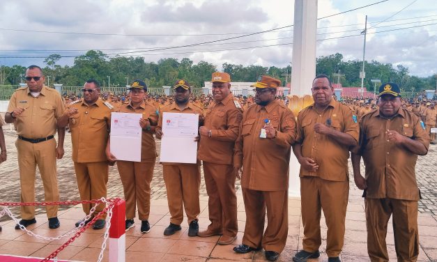 Bupati Maybrat Serahkan SK Latsar CPNS Formasi 2021 Secara Simbolis