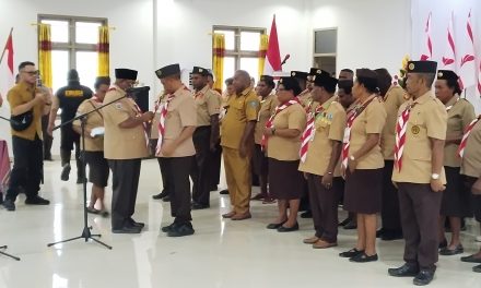 Bupati Maybrat Karel Murafer Lantik Ketua Kwarcab dan Pengurus Gerakan Pramuka Maybrat