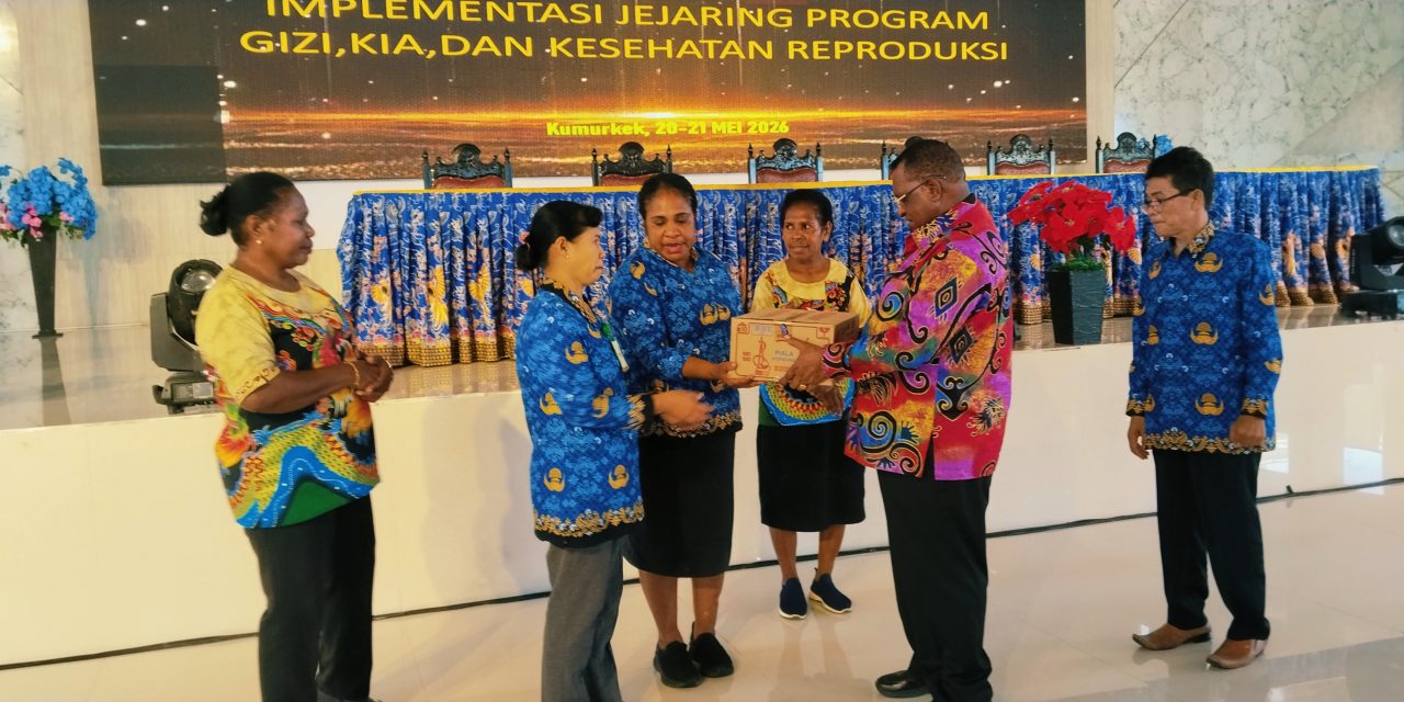 Bupati Maybrat Serahkan Makanan Tambahan untuk Penanganan Stunting di Puskesmas Ayamaru Barat