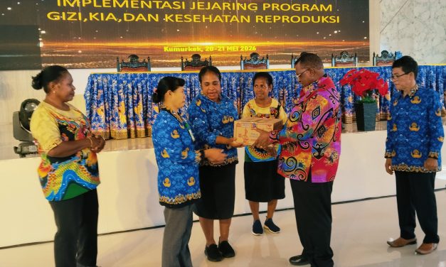 Bupati Maybrat Serahkan Makanan Tambahan untuk Penanganan Stunting di Puskesmas Ayamaru Barat