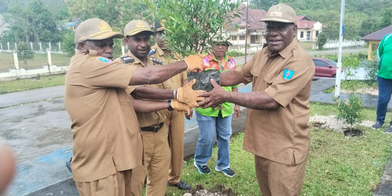 DLH Maybrat Gelar Kegiatan Pelestarian Lingkungan di Distrik Ayamaru dan SMP Negeri 3 Ayamaru Selatan