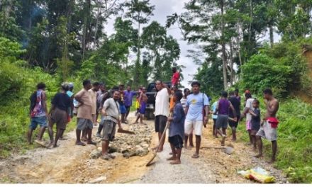 Di Maybrat:Warga dan Pastor Lakukan Perbaikan Darurat Lima Titik Jalan Rusak di Aifat Timur Raya