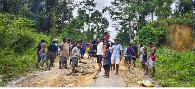 Di Maybrat:Warga dan Pastor Lakukan Perbaikan Darurat Lima Titik Jalan Rusak di Aifat Timur Raya