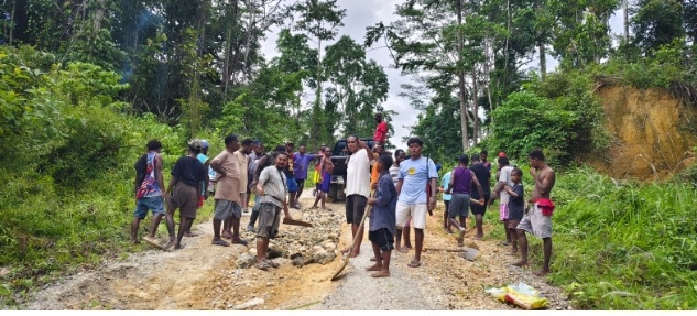 Di Maybrat:Warga dan Pastor Lakukan Perbaikan Darurat Lima Titik Jalan Rusak di Aifat Timur Raya