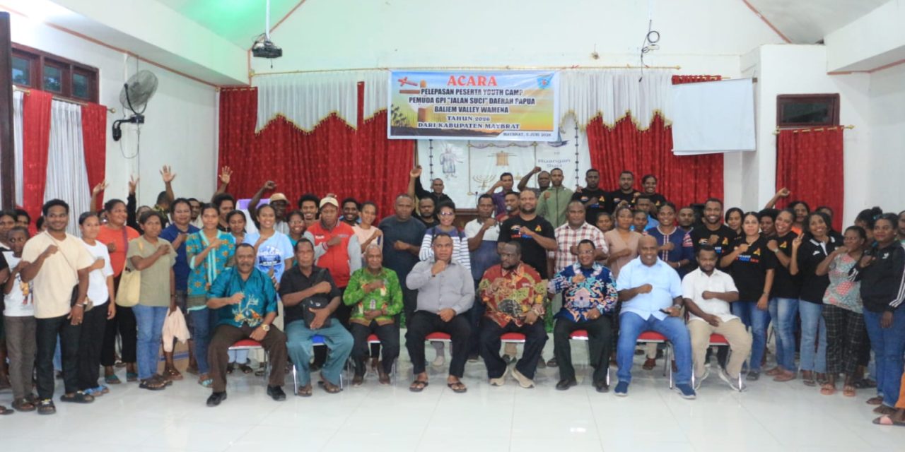 Bupati Maybrat karel Murafer melepas Peserta Youth Camp VI Pemuda GPI Jalan Suci ke Wamena, Serahkan Bantuan Rp400 Juta