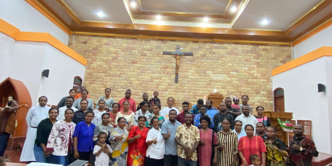 Pastor Felix Janggur OSA Lantik Pengurus Orang Muda Katolik Stasi Santo Yohanes Rasul Konja