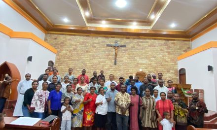 Pastor Felix Janggur OSA Lantik Pengurus Orang Muda Katolik Stasi Santo Yohanes Rasul Konja