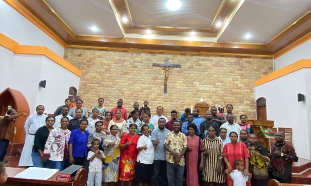 Pastor Felix Janggur OSA Lantik Pengurus Orang Muda Katolik Stasi Santo Yohanes Rasul Konja