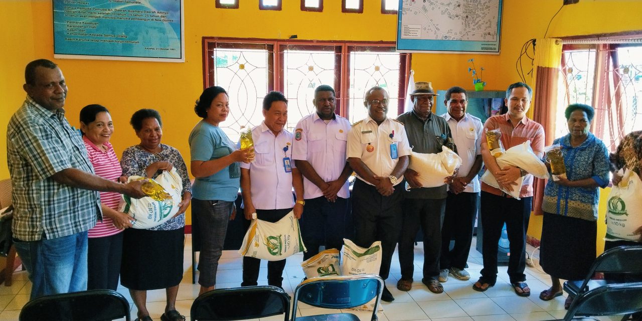 Lurah Ayamaru Fransiscus Solossa Menyerahkan Bantuan Pangan kepada Warga, Komitmen Tertibkan Administrasi dan Pemerataan Bantuan