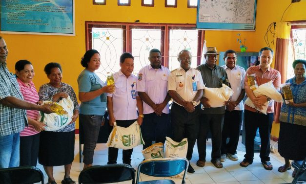 Lurah Ayamaru Fransiscus Solossa Menyerahkan Bantuan Pangan kepada Warga, Komitmen Tertibkan Administrasi dan Pemerataan Bantuan