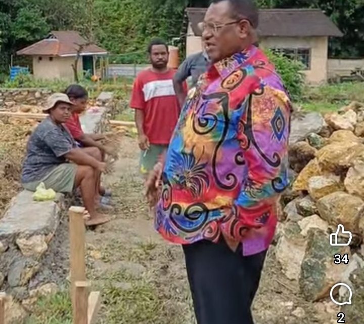 Bupati Maybrat karel Murafer Tinjau Lokasi Pembangunan Indomaret di Kumurkek