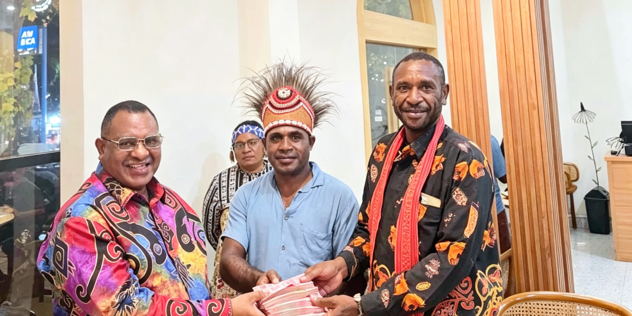 Bupati Karel Murafer Dukung Kontingen PAM GKI Maybrat, Titip Pesan Jaga Nama Baik Daerah di Temu Raya V se-Tanah Papua