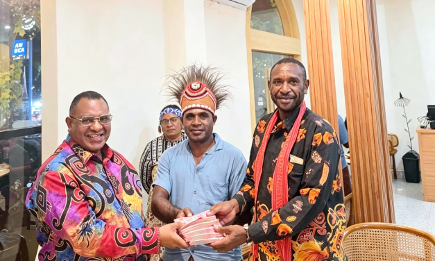 Bupati Karel Murafer Dukung Kontingen PAM GKI Maybrat, Titip Pesan Jaga Nama Baik Daerah di Temu Raya V se-Tanah Papua