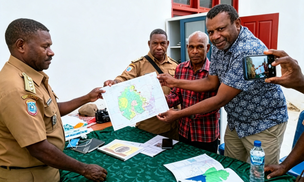 Tim Kerja Percepatan Pengakuan MHA Marga Bleskadit Serahkan Laporan Awal dan Draf Dokumen kepada Kepala Distrik Ayamaru Barat