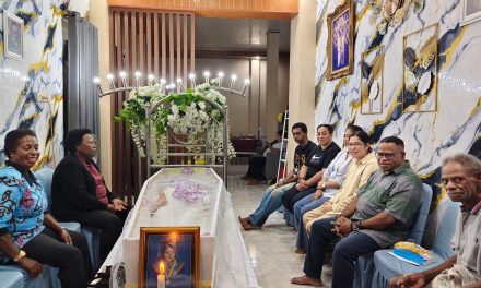 Wakil Bupati Sorong Selatan Hadiri Malam Penghiburan atas Wafatnya Kaka kandung dari kadis lingkungan hidup Kota Sorong