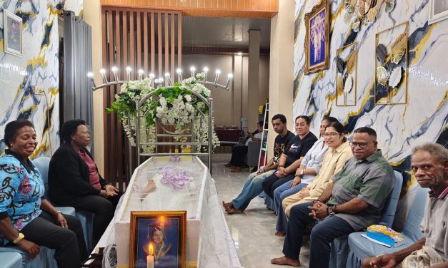 Wakil Bupati Sorong Selatan Hadiri Malam Penghiburan atas Wafatnya Kadis Pemberdayaan Kota Sorong