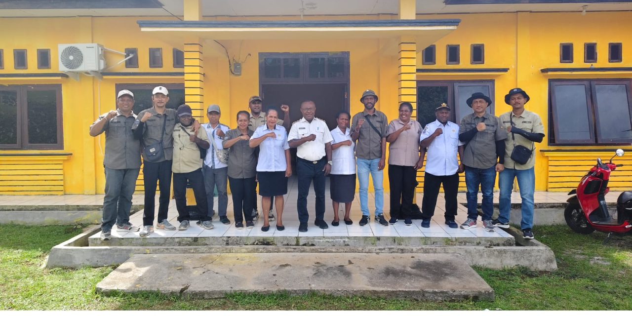 Dispenda Maybrat Lakukan Pengukuran Rumah Warga di Kelurahan Ayamaru untuk Pendataan PBB