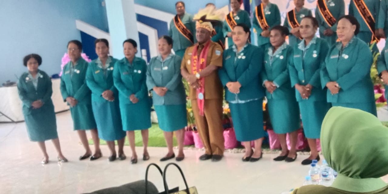 Bupati Maybrat Lantik Ketua TP PKK Distrik, Ketua Pembina Posyandu dan Bunda PAUD se-Kabupaten Maybrat