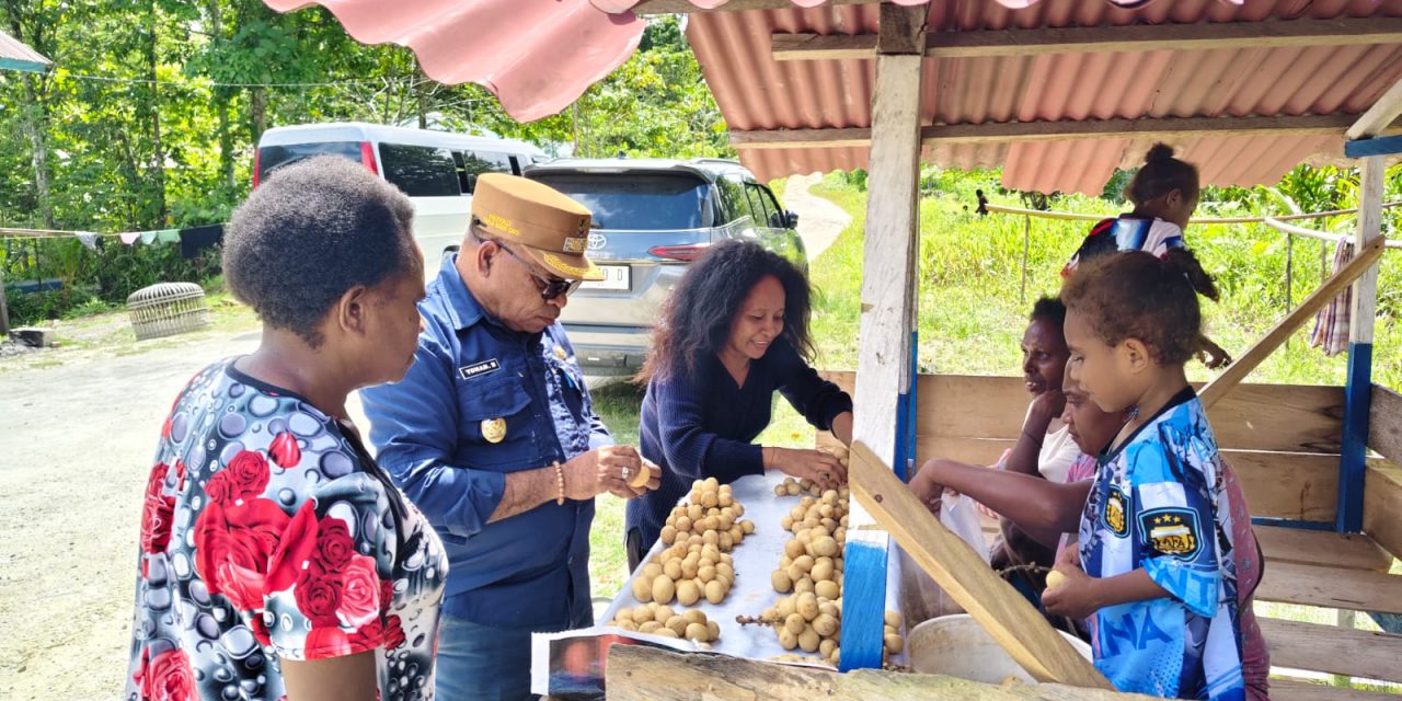 Wakil Bupati Sorong Selatan Borong Dagangan Mama-Mama Papua di Jembatan Sesna, Wujud Dukungan bagi Ekonomi Kerakyatan